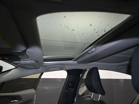 Used 2023 Toyota Prius XLE FWD image 9