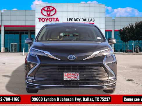 Used 2024 Toyota Sienna XLE image 6
