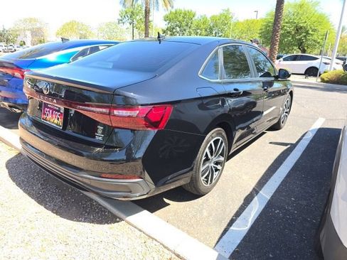 Used 2025 Volkswagen Jetta SE w/ Sunroof Package FWD image 2
