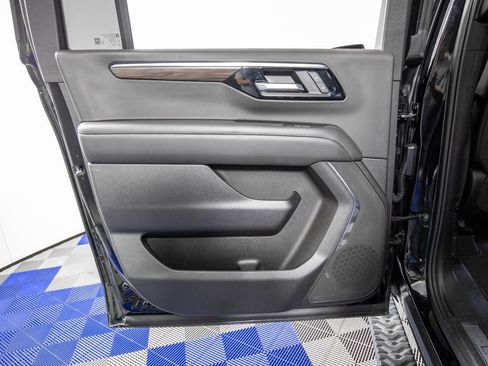Used 2025 Chevrolet Suburban Z71 AWD/4WD image 15