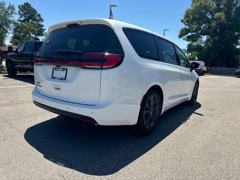 New 2026 Chrysler Pacifica Select FWD image 3