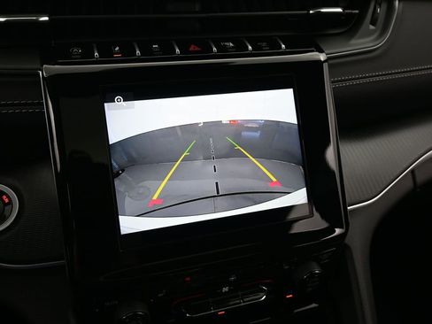 Used 2025 Jeep Grand Cherokee Altitude image 18