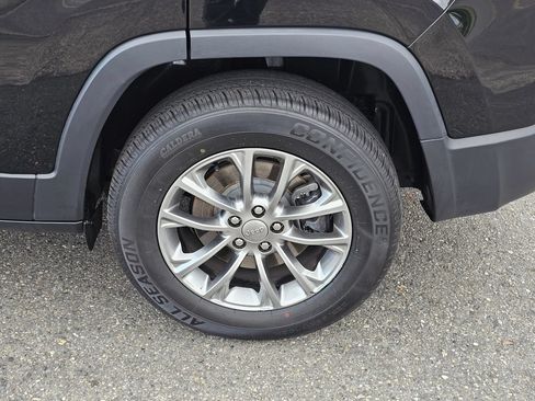 Used 2019 Jeep Cherokee Latitude Plus AWD/4WD image 9