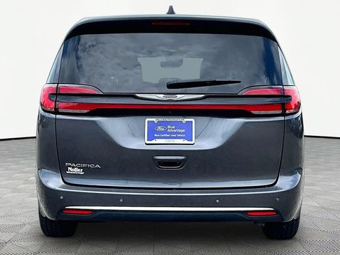 Used 2023 Chrysler Pacifica Touring-L FWD image 4