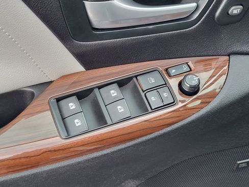 Used 2017 Toyota Sienna Limited image 11