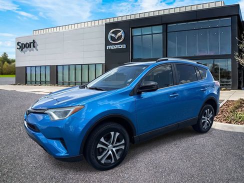 Used 2018 Toyota RAV4 LE FWD image 8