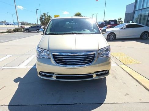 Used 2011 Chrysler Town & Country Limited image 10