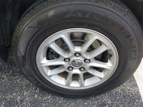 Used 2018 Jeep Grand Cherokee Laredo image 5