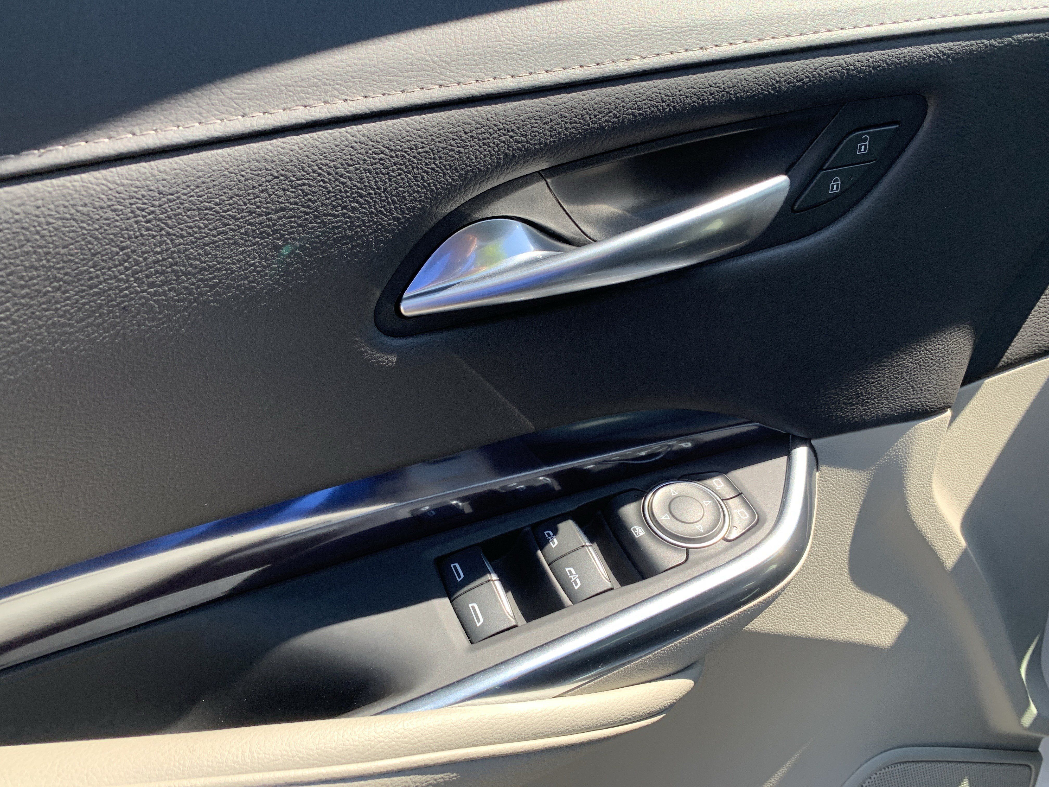 Used 2023 Cadillac XT4 Luxury w/ Cold Weather Package FWD image 15