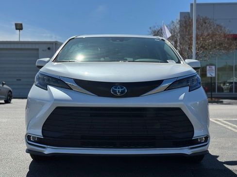 Used 2024 Toyota Sienna XLE image 4