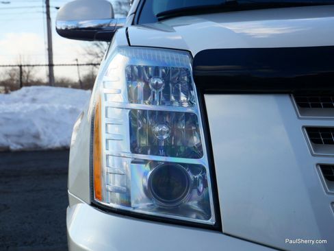 Used 2011 Cadillac Escalade ESV Premium image 17