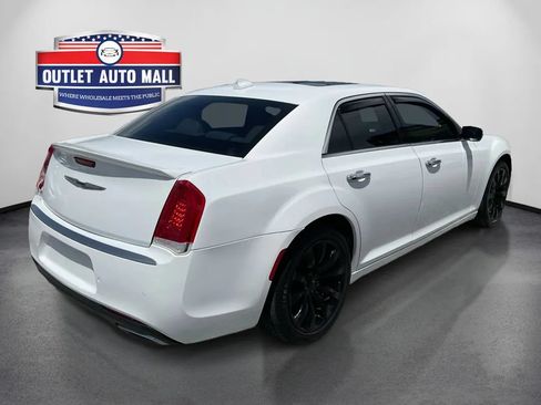 Used 2017 Chrysler 300 C RWD image 3