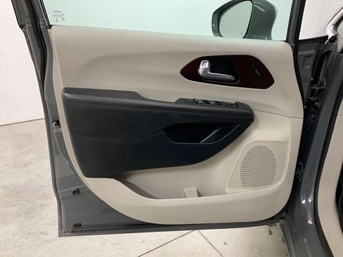 Used 2020 Chrysler Pacifica Limited w/ Tire & Wheel Group image 7