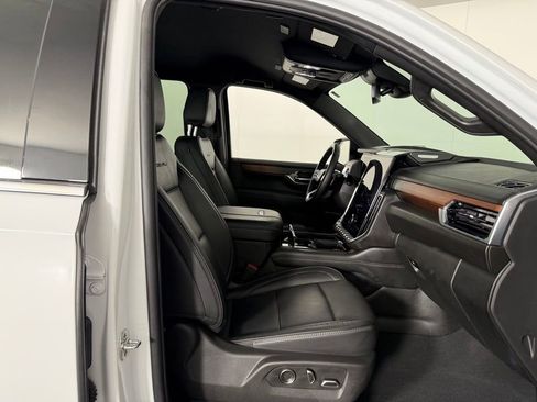 Used 2025 GMC Yukon XL Denali AWD/4WD image 30