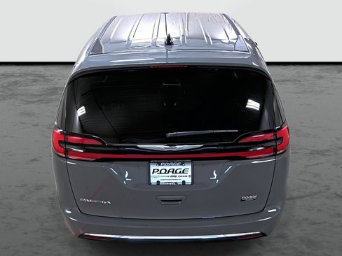 Used 2025 Chrysler Pacifica Select FWD image 3