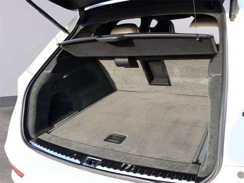 Used 2023 Bentley Bentayga Extended Wheelbase image 19