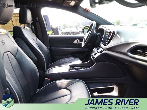 Used 2025 Chrysler Pacifica Limited FWD image 9