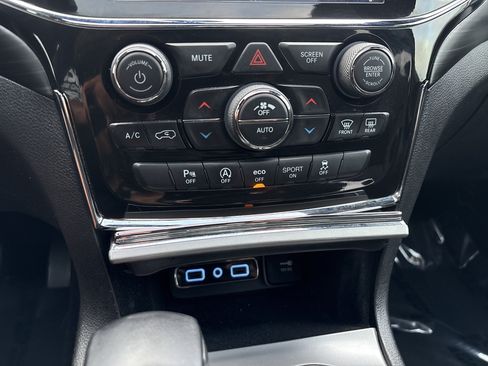 Used 2022 Jeep Grand Cherokee Laredo X AWD/4WD image 32