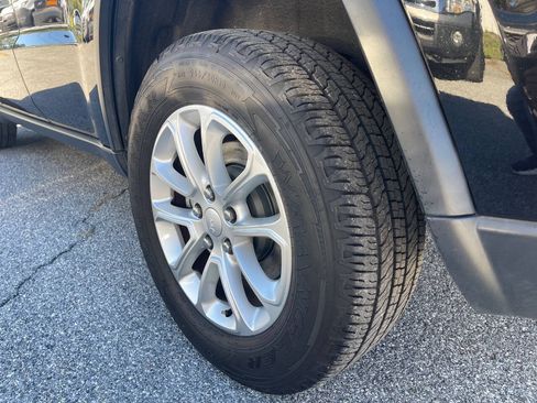 Used 2021 Jeep Grand Cherokee Laredo X AWD/4WD image 38