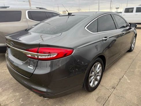 Used 2017 Ford Fusion SE w/ Fusion SE Technology Package image 4