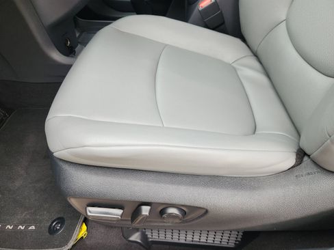 Used 2023 Toyota Sienna XLE FWD image 27