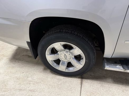 Used 2019 Chevrolet Suburban LT w/ LT Signature Package image 8