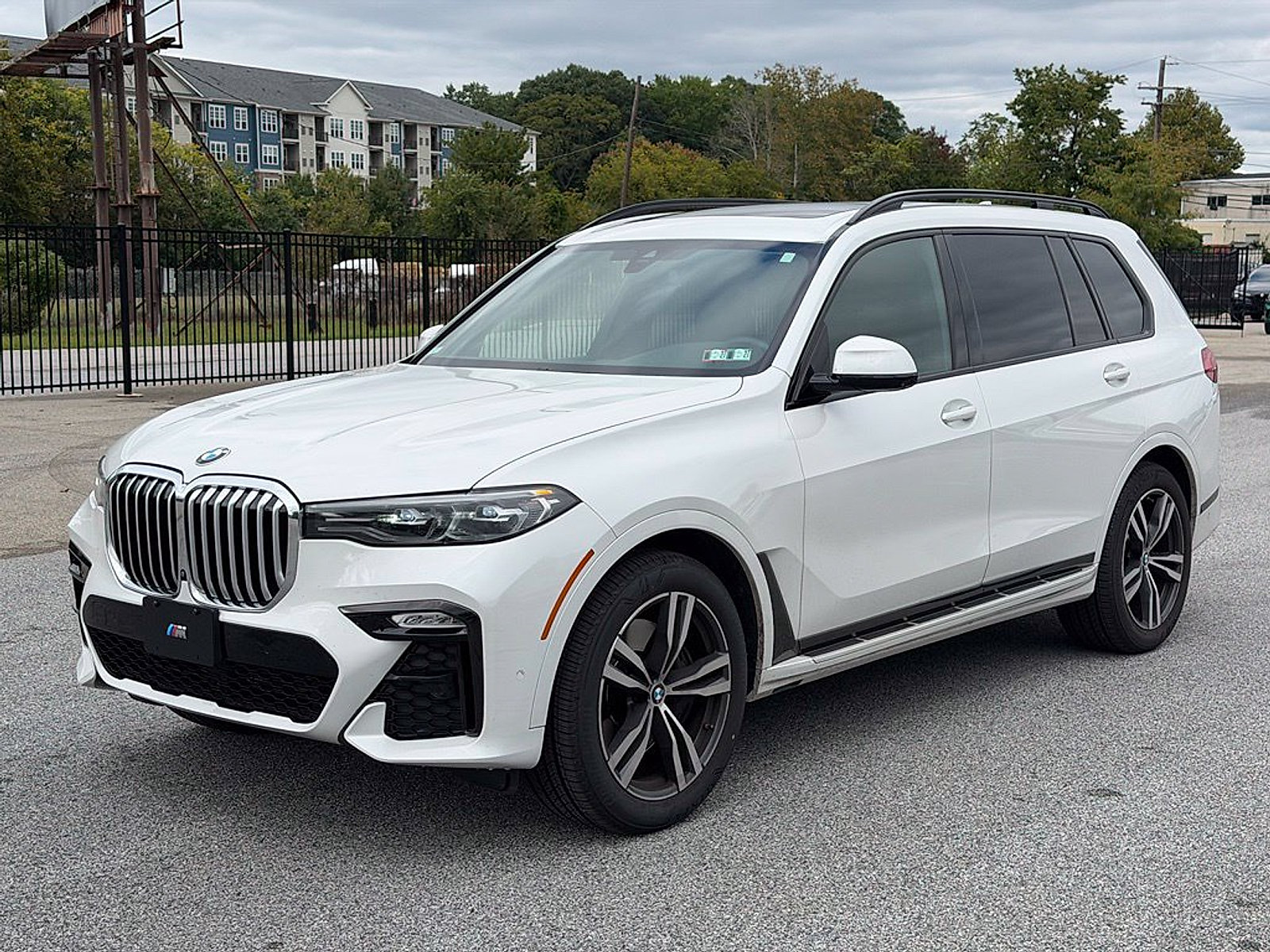 Used 2021 BMW X7 xDrive40i w/ M Sport Package AWD/4WD image 3