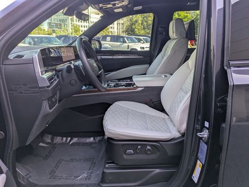 Used 2025 Cadillac Escalade Sport Platinum w/ LPO, ONYX Package AWD/4WD image 24