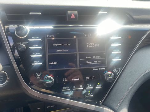 Used 2020 Toyota Camry XLE image 17