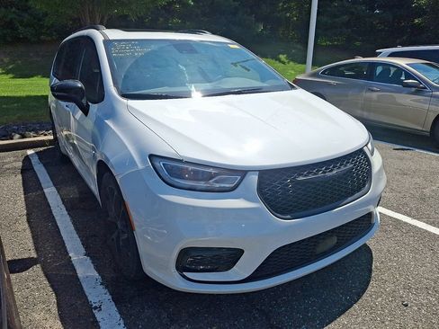 Used 2025 Chrysler Pacifica Limited FWD image 3
