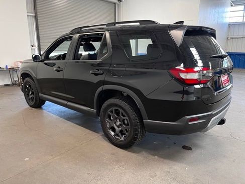 Used 2025 Honda Pilot TrailSport image 5