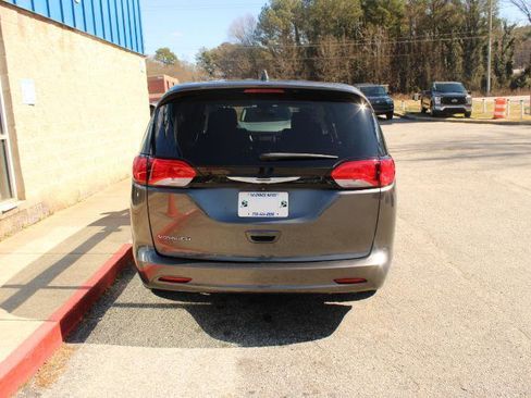 Used 2022 Chrysler Voyager LX image 4