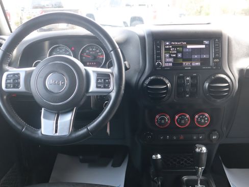 Used 2017 Jeep Wrangler Unlimited Rubicon image 12