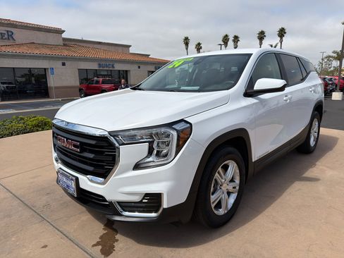 Used 2024 GMC Terrain SLE FWD image 1