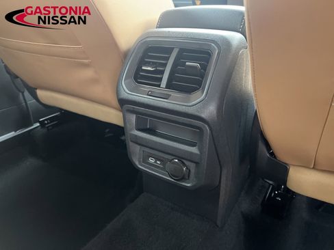 Used 2024 Volkswagen Tiguan SE image 30