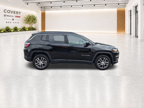 Used 2018 Jeep Compass Latitude FWD image 14