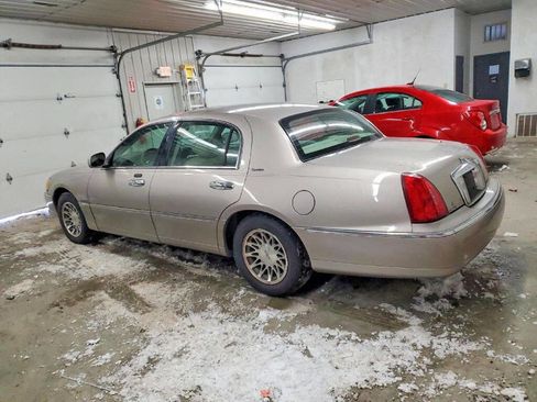 Used 2002 Lincoln Town Car Signature image 4