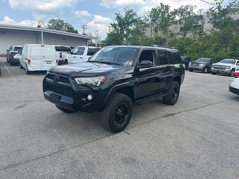 Used 2019 Toyota 4Runner SR5 AWD/4WD image 3