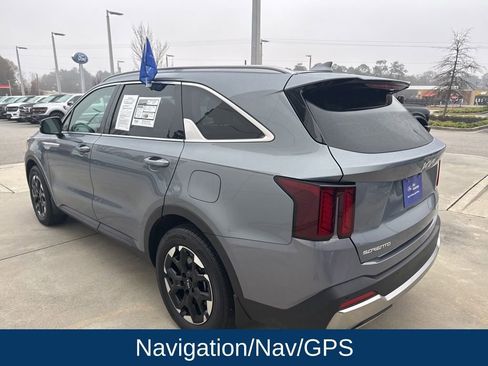 Used 2024 Kia Sorento S w/ Panoramic Sunroof Package image 5