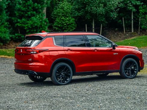 New 2025 Mitsubishi Outlander image 9