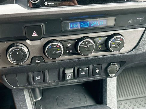 Used 2022 Toyota Tacoma TRD Off-Road AWD/4WD image 32