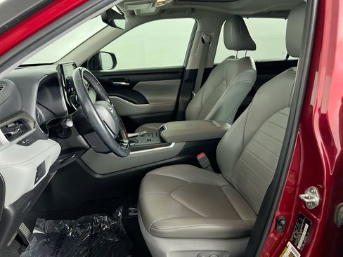 Used 2021 Toyota Highlander XLE FWD image 8