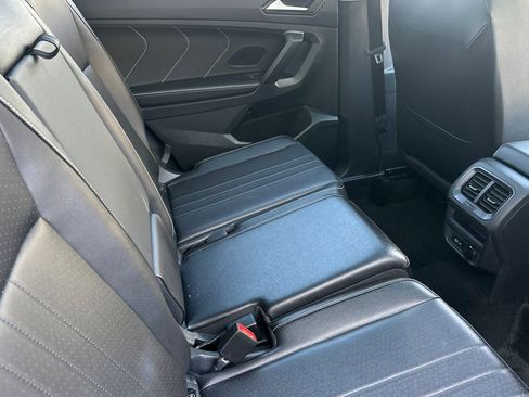 Used 2024 Volkswagen Tiguan SE image 19