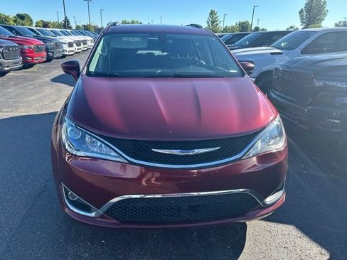 Used 2018 Chrysler Pacifica Touring-L Plus FWD image 6