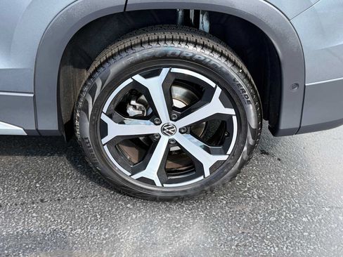 Certified 2026 Volkswagen Tiguan SE w/ Panoramic Sunroof Package AWD/4WD image 9