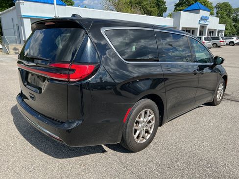 Used 2025 Chrysler Pacifica Select FWD image 5