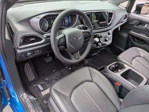 New 2026 Chrysler Pacifica Select image 8