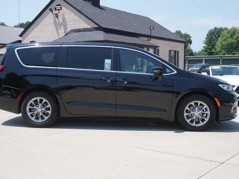 Used 2026 Chrysler Pacifica Limited FWD image 2