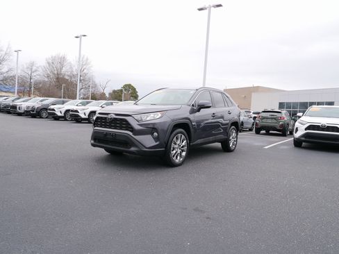 Used 2019 Toyota RAV4 XLE Premium image 8