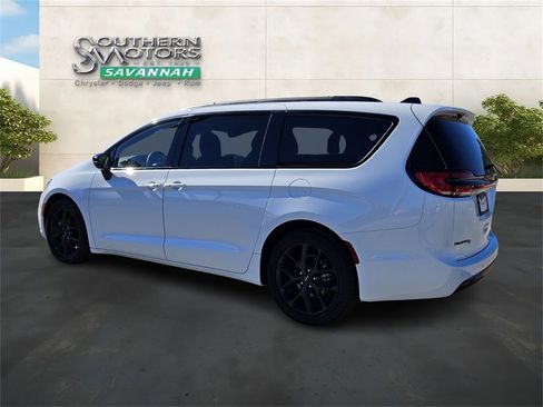 Used 2024 Chrysler Pacifica Limited w/ Uconnect Theater Family Group image 3